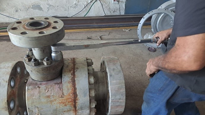 Aperto controlado de flange com torquímetro em válvula esfera