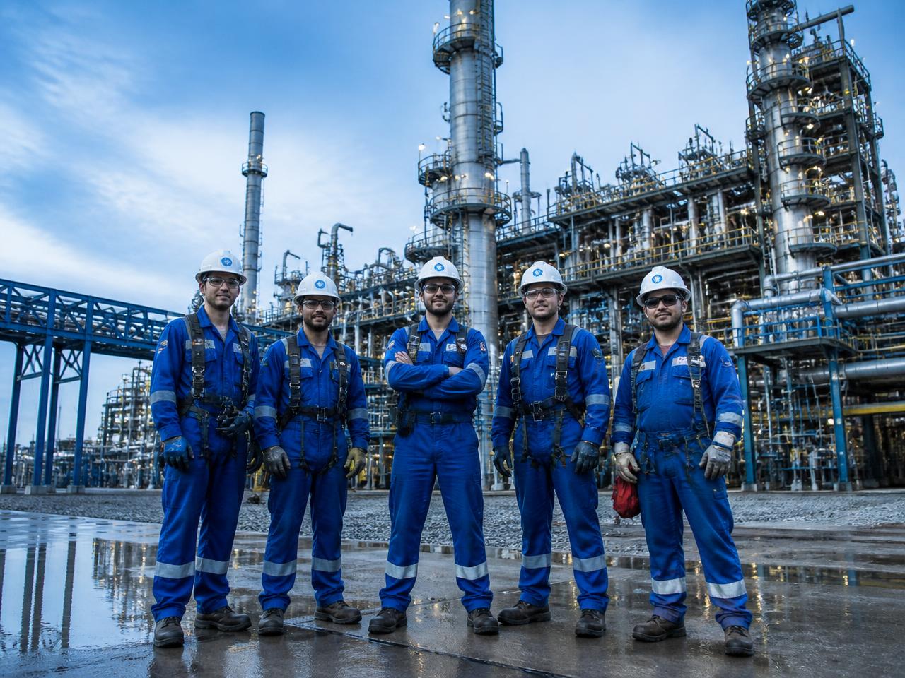 Equipe técnica da TKS em planta industrial
